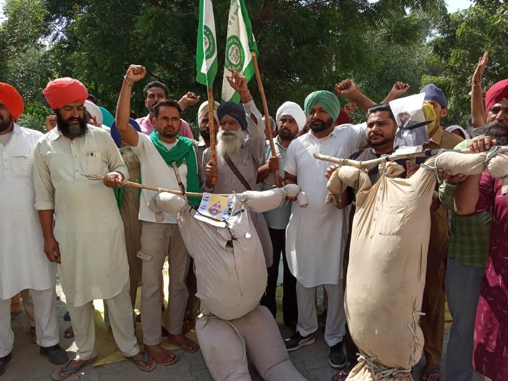 Maur Kalan residents burn effigies in front of SDM office in protest